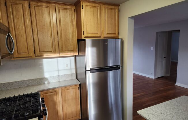 2 beds, 1 bath, 897 sqft, $2,335, Unit E-17