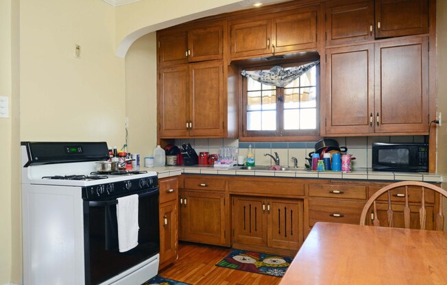 Beautiful 3 Bedroom Single Family Home! Convenient Location, Fenced in Yard, 2 Car Garage & MORE!!!