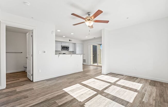 2 beds, 2 baths, 880 sqft, $1,599, Unit 660-102