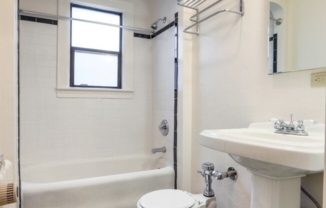 2 beds, 1 bath, 870 sqft, $2,000, Unit 202