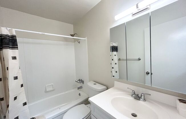 2 beds, 1 bath, $2,600, Unit 203