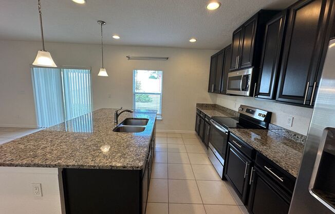 BEAUTIFUL 3 BED/2.5 BATHROOM HOME IN OCOEE! WASHER AND DRYER INCLUDED!