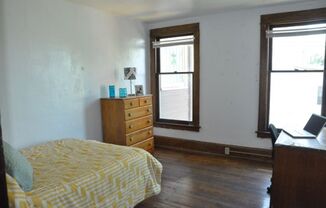 3 beds, 1 bath, $2,550, Unit 210-1