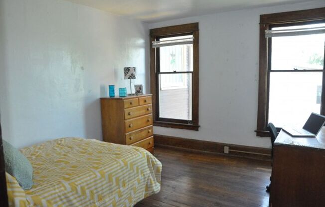 3 beds, 1 bath, $2,550, Unit 210-1
