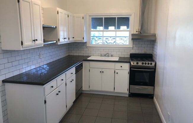 ******* BEAUTIFUL FRENCH NORMANDY STYLE 2BR APARTMENT *******