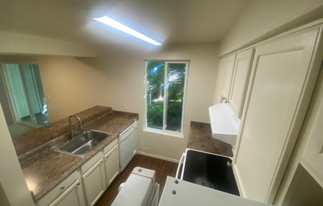 13716 15 AVE NE