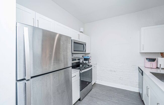 3 beds, 2 baths, 1,100 sqft, $2,400, Unit 108