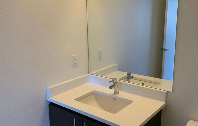 Studio, 1 bath, 581 sqft, $1,400, Unit 111