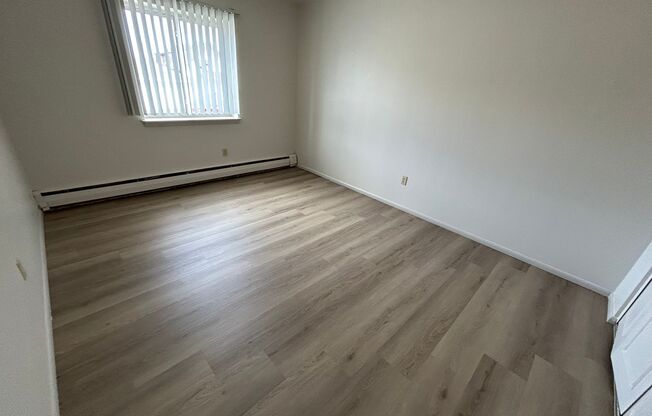 2 beds, 1 bath, $1,295, Unit 109