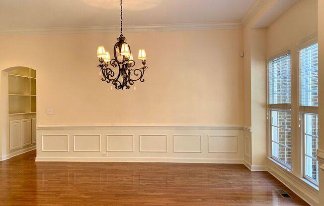 AMAZING Luxurious Residence, Near Educational Facilities, With Upscale Amenities!