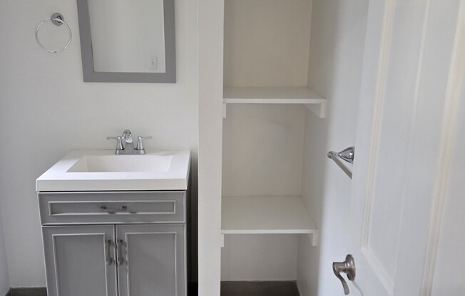 2 beds, 1 bath, $3,100, Unit 17
