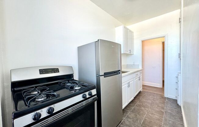 Studio, 1 bath, 450 sqft, $1,395, Unit 300