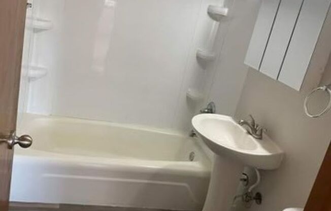 2 beds, 1 bath, 870 sqft, $799, Unit 522-2N