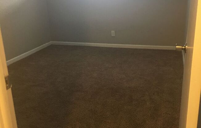 2 beds, 1 bath, 750 sqft, $1,095, Unit B12 1037 08