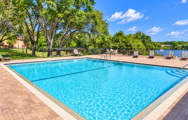 305 LAKEPOINTE DR