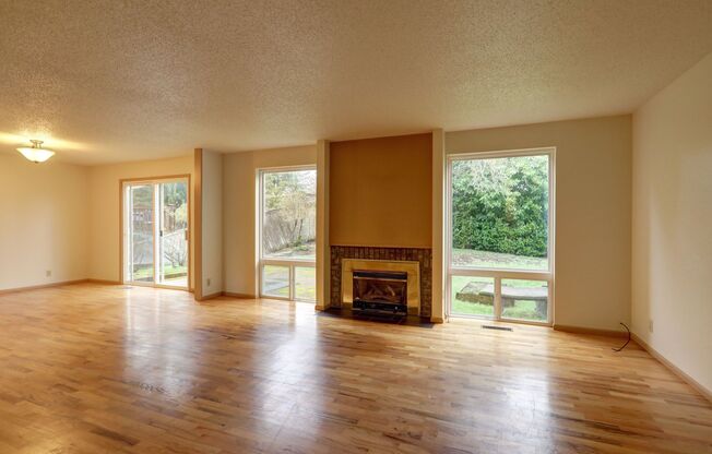 Bright spacious 4-bedroom 2.5 bath home in Bellevue