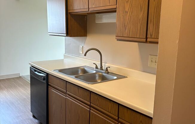 2 beds, 1 bath, 850 sqft, $1,150, Unit #14