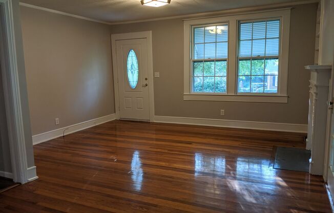 Charming 3 BR only minutes from Downtown Greenville, Furman University and Cherrydale!!