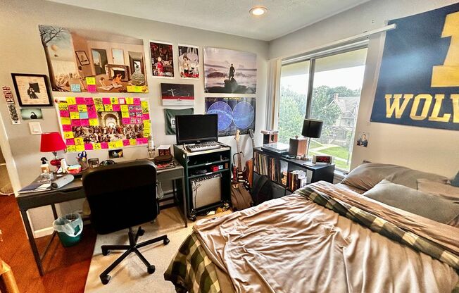 2 beds, 1 bath, 736 sqft, $2,440, Unit 16