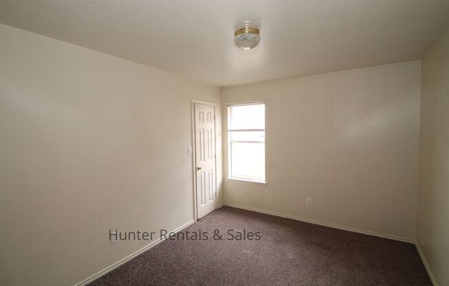 3 beds, 2 baths, $1,225, Unit Unit B