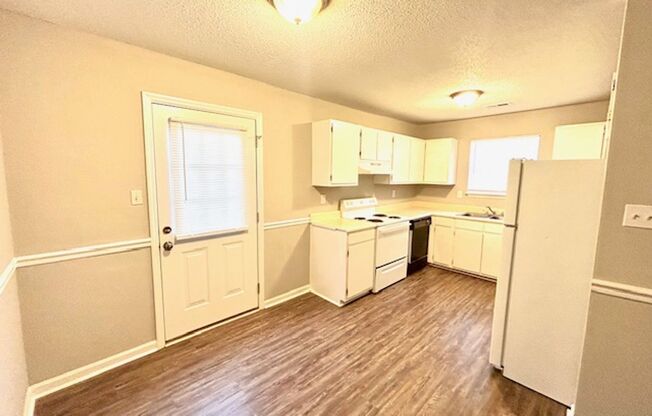 2 beds, 2 baths, 925 sqft, $1,050, Unit Unit D