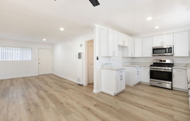 Gorgeous Newly Renovated in Valley Village! Pool! Pet Friendly! Parking!