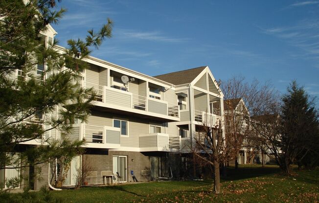 1617  Troy drive  Apt 307   **Half Month Free, Available June 1st**