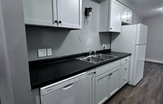 2 beds, 1 bath, $1,050, Unit 111