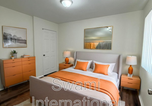 1733 1/2 E 63 ST