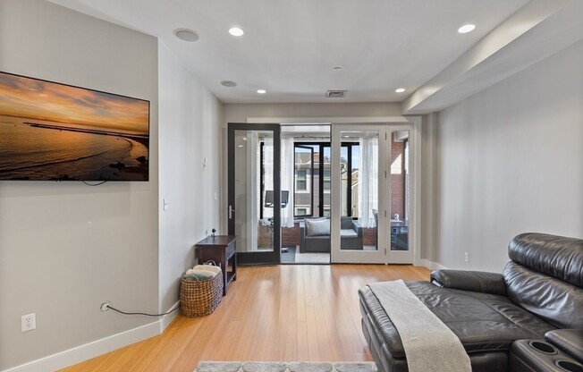 152 Old Colony Ave #10