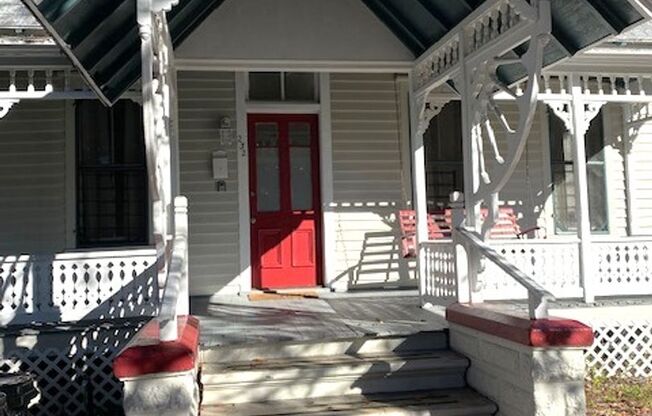 Beautiful Unfurnished Victorian 2/1 House convenient to UF Campus