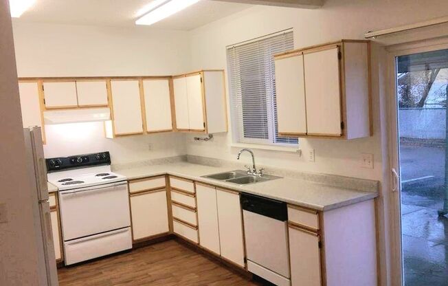 3 beds, 1.5 baths, 1,054 sqft, $1,750, Unit 638 LaSalle Street #5