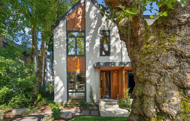 Skyview Townhome: Luxury Living in Lake Oswego's Premier First Addition Neighborhood