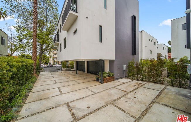 849 N MARIPOSA AVE