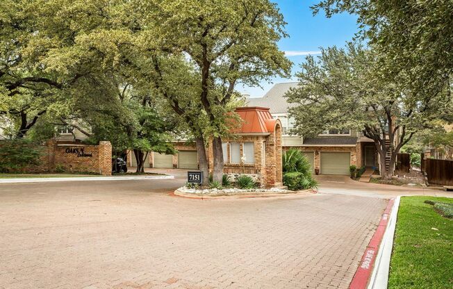 Renovated 2 Bedroom Condo at The Oaks of Lakewood