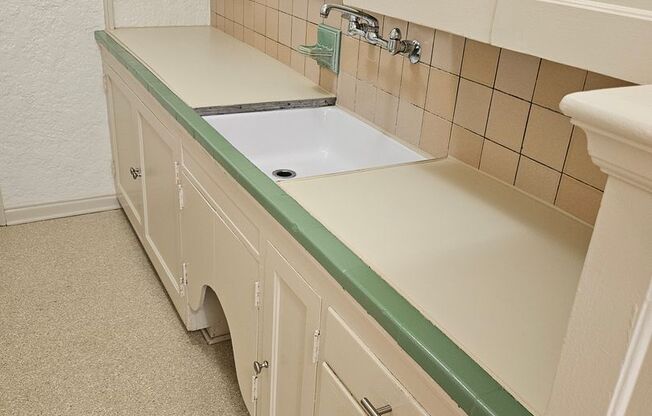 1 bed, 1 bath, $700, Unit 410