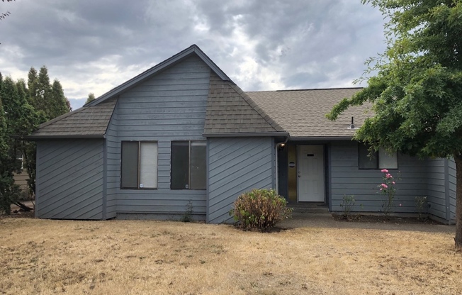 Beautiful 3 Bedroom, 2 bathroom House in Great Quiet Neighborhood.