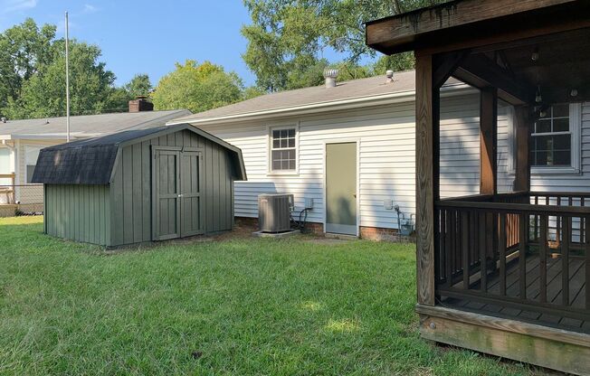 1208 Somerset ~ONE LEVEL HOME- 3 brm 1 bath~ Washer & Dryer~fenced yard~Carport~ Yard work included! NO HOA