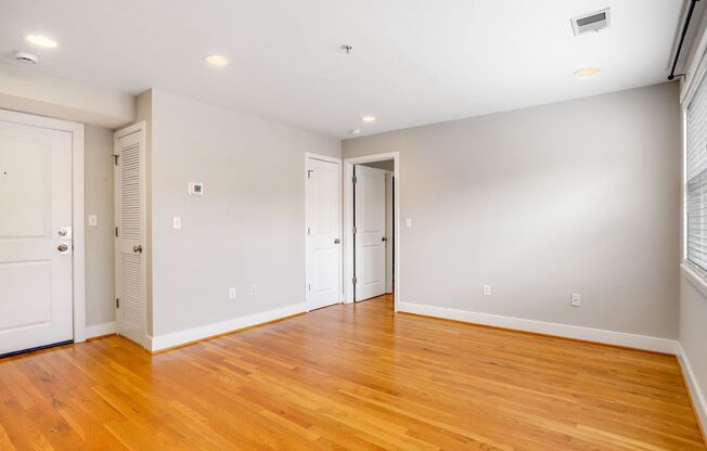 Stylish Condo in Hill East - Parking Space Included!