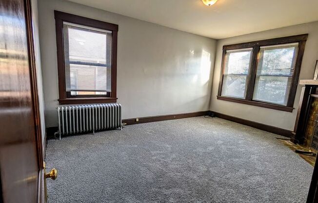 2 beds, 1 bath, $950, Unit Apt 5