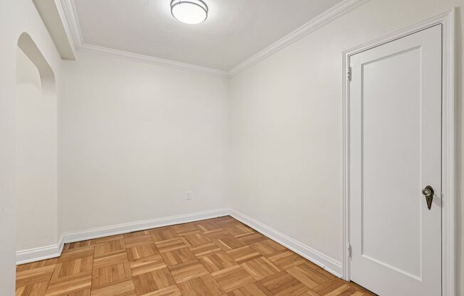 2 beds, 1 bath, 975 sqft, $1,900, Unit Royal York 102