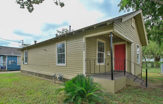 Move in special - 1/2 off 1st months rent!!  Charming 2 bed / 1 bath near downtown Houston.