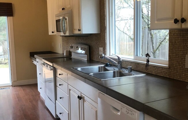In town Poulsbo neighborhood...walk to all the schools! 6 to 10 month lease term
