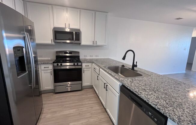 Relaxing Pet Friendly Home with pet door to backyard - Includes Washer/Dryer & Full Appliance Package