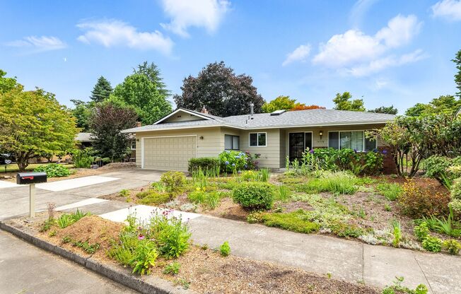 Refreshed 3 Bedroom Ranch In NE Portland