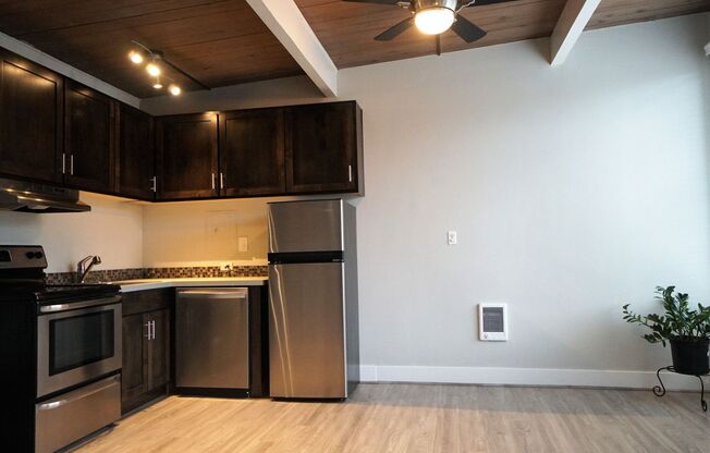 Studio, 1 bath, 420 sqft, $1,400