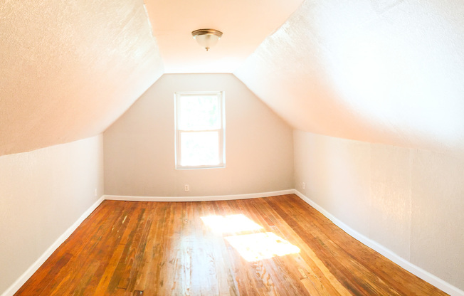 2BR/1BA Single Family Home! Renovated!