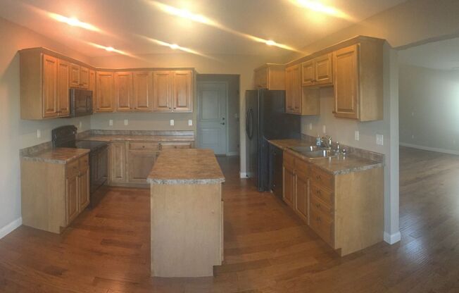 Recently built 3-bed, 2.5-bath home available for August!