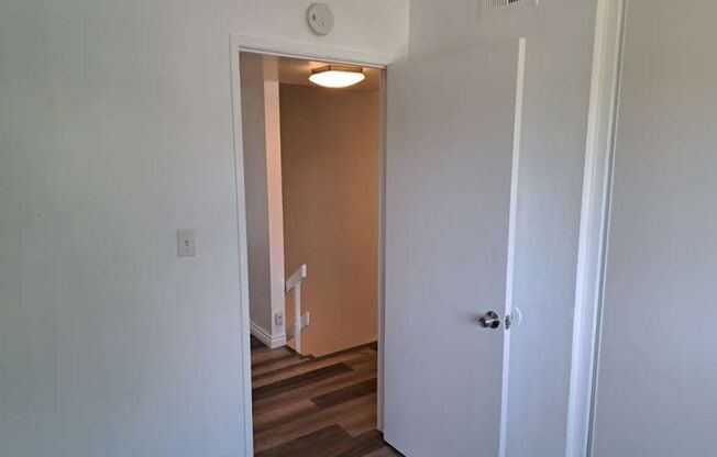 2 beds, 1 bath, 900 sqft, $2,300, Unit Euclid525-1