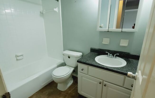 2 beds, 1 bath, $1,200, Unit 125 S Orchard St Unit 207